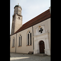 Weilheim i.OB., Stadtpfarrkirche Mari Himmelfahrt, Seitenportal und Turm vom Marienplatz aus