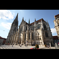 Regensburg, Dom St. Peter, Gesamtansicht von außen mit Türmen