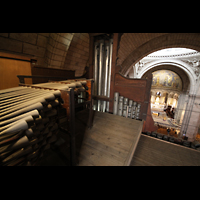 Paris, Basilique du Sacr-Coeur de Montmartre, Chamaden linksseitig auf dem Orgeldach
