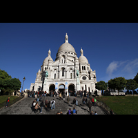 Paris, Basilique du Sacr-Coeur de Montmartre, Auenansicht mit Treppen im Vordergrund