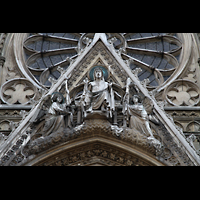 Paris, Sainte-Clotilde, Giebel mit Figurenschmuck über dem Hauptportal