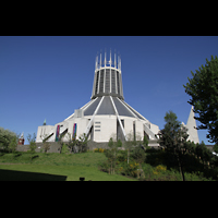 Liverpool, Metropolitan Cathedral of Christ the King, Auenansicht vom Garten aus gesehen