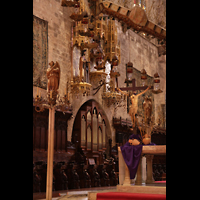 Palma de Mallorca, Catedral La Seu, Chororgel, Chorgesthl und Figurenschmuck im Chorraum