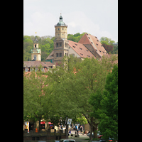 Schwbisch Hall, Stadtpfarrkirche St. Michael, Gesamtansicht vom gegenberliegendem Ufer mit Rathausturm (links)