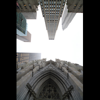 New York City, St. Patrick's Cathedral, Fassade, im Hintergrund das Rockefeller Center