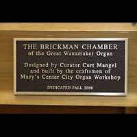 Philadelphia, Macy's ('Wanamaker') Store, Schild der Erbauer an der neuen Brickman Pfeifenkammer