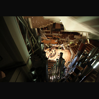 Berlin, Philharmonie, Blick durch die Pfeifen des Hauptwerks in den Konzertsaal