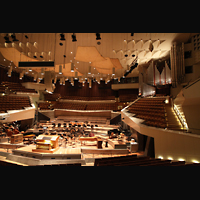 Berlin, Philharmonie, Innenraum mit Orchesterbühne und Orgel