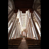 Lbeck, St. Marien, Innenraum in Richtung Chor, oben die Unterseite der Pedaltrme und des Rckpositivs