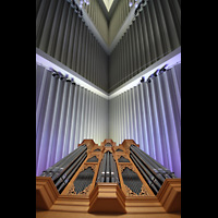 Reykjavk, Langholtskirkja, Blick zur Raumdecke mit Orgel