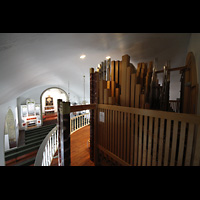 Hafnarfjrur, Kirkja, Blick ins Pfeifenwerk der romantischen Orgel und in die Kirche
