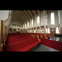 Reykjavk, Hteigskirkja, Innenraum in Richtung Rckwand mit Blick zur Orgel