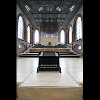 Neubrandenburg, Konzertkirche St. Marien, Blick auf den mobilen Spieltsich und zur Orgelbhne