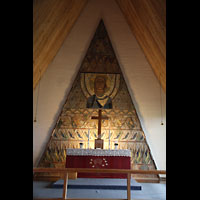 Vard, Kirke, Chor mit Altarbild, einer Keramikarbeit von Margaret und Jens von der Lippe