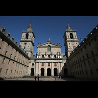 San Lorenzo de El Escorial, Baslica del Real Monasterio, Innenhof mit Fassade