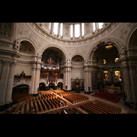 Berlin, Dom, Blick von der Seitenempore auf die Orgel und den Innenraum