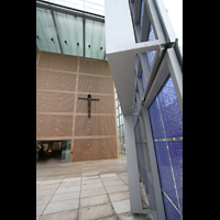 Mnchen (Munich), Herz-Jesu-Kirche, Eingangshalle mit Glastren