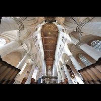 Blick vom Chorschluss ins Gewölbe und zur Hauptorgel Alkmaar, Sint Laurenskerk, Blick vom Chorschluss ins Gewölbe und zur Hauptorgel