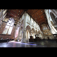 Langhaus mit Orgel und Café im südlichen Querhaus Alkmaar, Sint Laurenskerk, Langhaus mit Orgel und Café im südlichen Querhaus