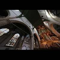 Blick auf Hauptorgel und Buntglasfenster im südlichen Langhaus Gouda, Sint Janskerk - Grote Kerk, Blick auf Hauptorgel und Buntglasfenster im südlichen Langhaus