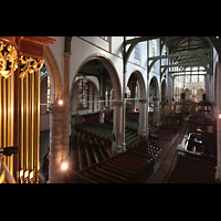 Blick von der Orgelempore seitlich am Rückpositiv vorbei in die Kirche Gouda, Sint Janskerk - Grote Kerk, Blick von der Orgelempore seitlich am Rückpositiv vorbei in die Kirche